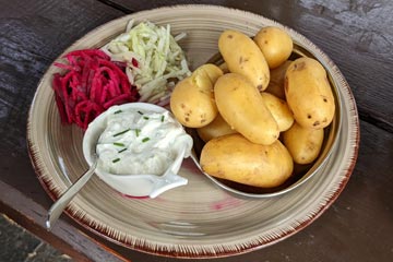 Fredys Eck Pellkartoffelm mit Kräuterquark